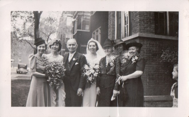 Emma Konzen & her husband William Smith with their daughters Hazel, Beulah, Anastasia, Emma, and Alice (I don't know which daughter is which in the photo) in Chicago circa the 1920s.
